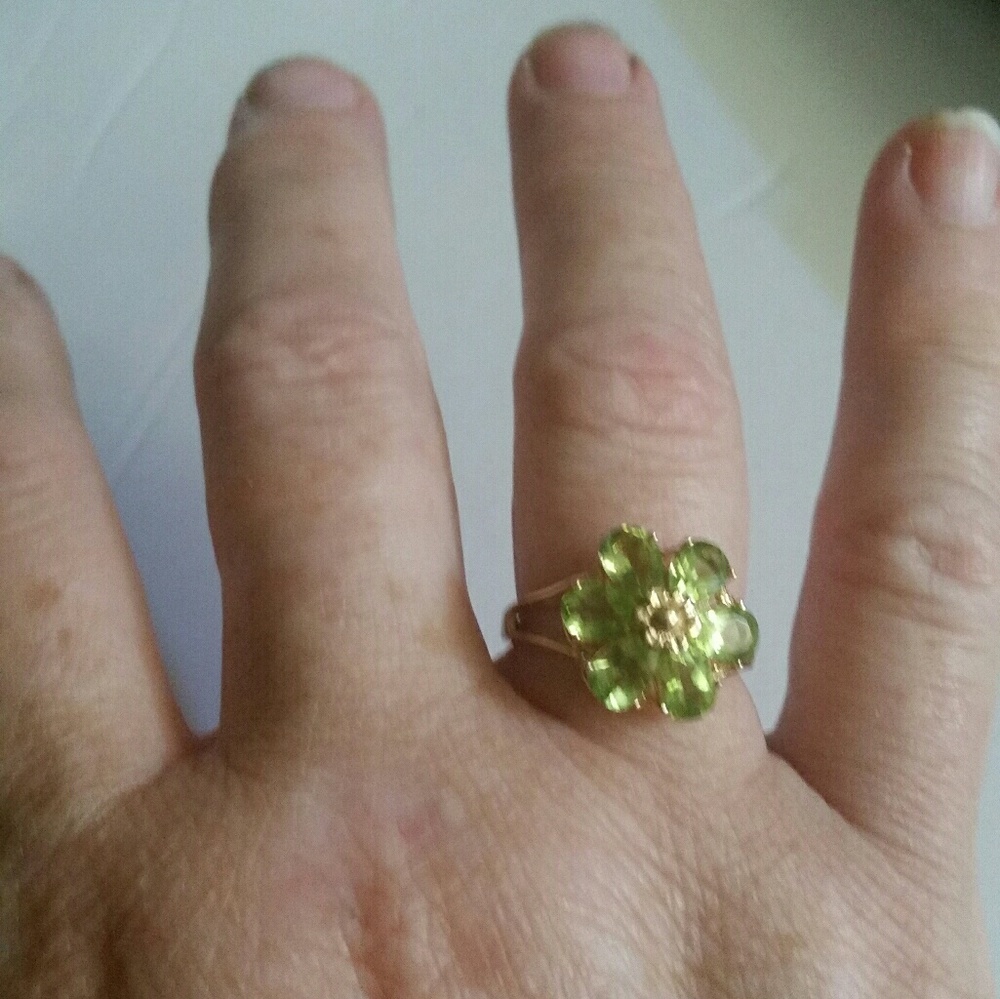 14k yellow gold Peridot Flower Statement Ring Size 7